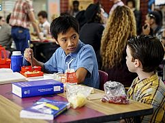 Young Sheldon: 1x02 „Rockets, Communists, and the Dewey Decimal System” - zdjęcia promocyjne