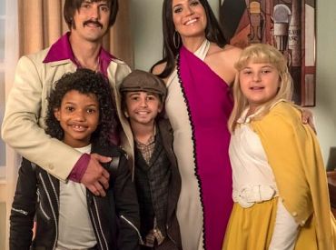 Zobacz jka Milo Ventimiglia i Mandy Moore są przebrani jako Sonny i Cher w „Tacy jesteśmy”