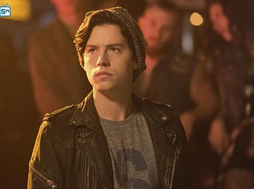 Klip z 2 sezonu „Riverdale”: Czy inna kobieta przystawia się do Jugheada?
