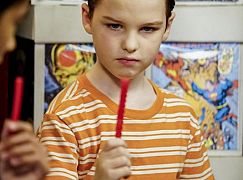 Young Sheldon: 1x04 „A Therapist, a Comic Book, and a Breakfast Sausage” - zdjęcia promocyjne
