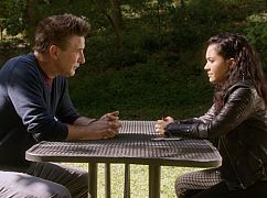MacGyver: 2x08 „Packing Peanuts + Fire” - zdjęcia promocyjne