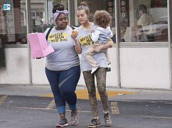 SMILF: 1x04 „Deep-Dish Pizza and a Shot of Holy Water” - zdjęcia promocyjne