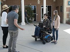Speechless: 2x08 „B-I--BIKINI U-N--UNIVERSITY” - zdjęcia promocyjne