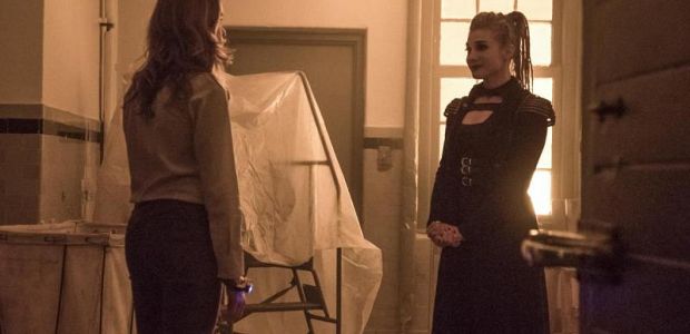 Miesiąc miodowy Barry’ego i Iris zostaje przerwany w zabawnej usuniętej scenie z „The Flash”