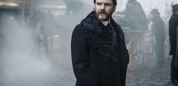 Klip z „The Alienist”: Daniel Brühl chce odpowiedzi