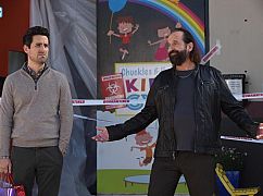 LA to Vegas: 1x03 „Two & A Half Pilots” - zdjęcia promocyjne