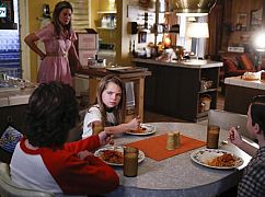 Young Sheldon: 1x12 „A Computer, a Plastic Pony, and a Case of Beer” - zdjęcia promocyjne
