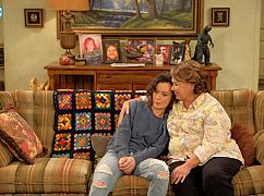 Zdjęcia promocyjne 10 sezonu serialu „Roseanne”