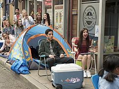 Alone Together: 1x04 „Pop Up” - zdjęcia promocyjne